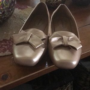 Soft gold flats in double wide. Comfort view and very comfortable!